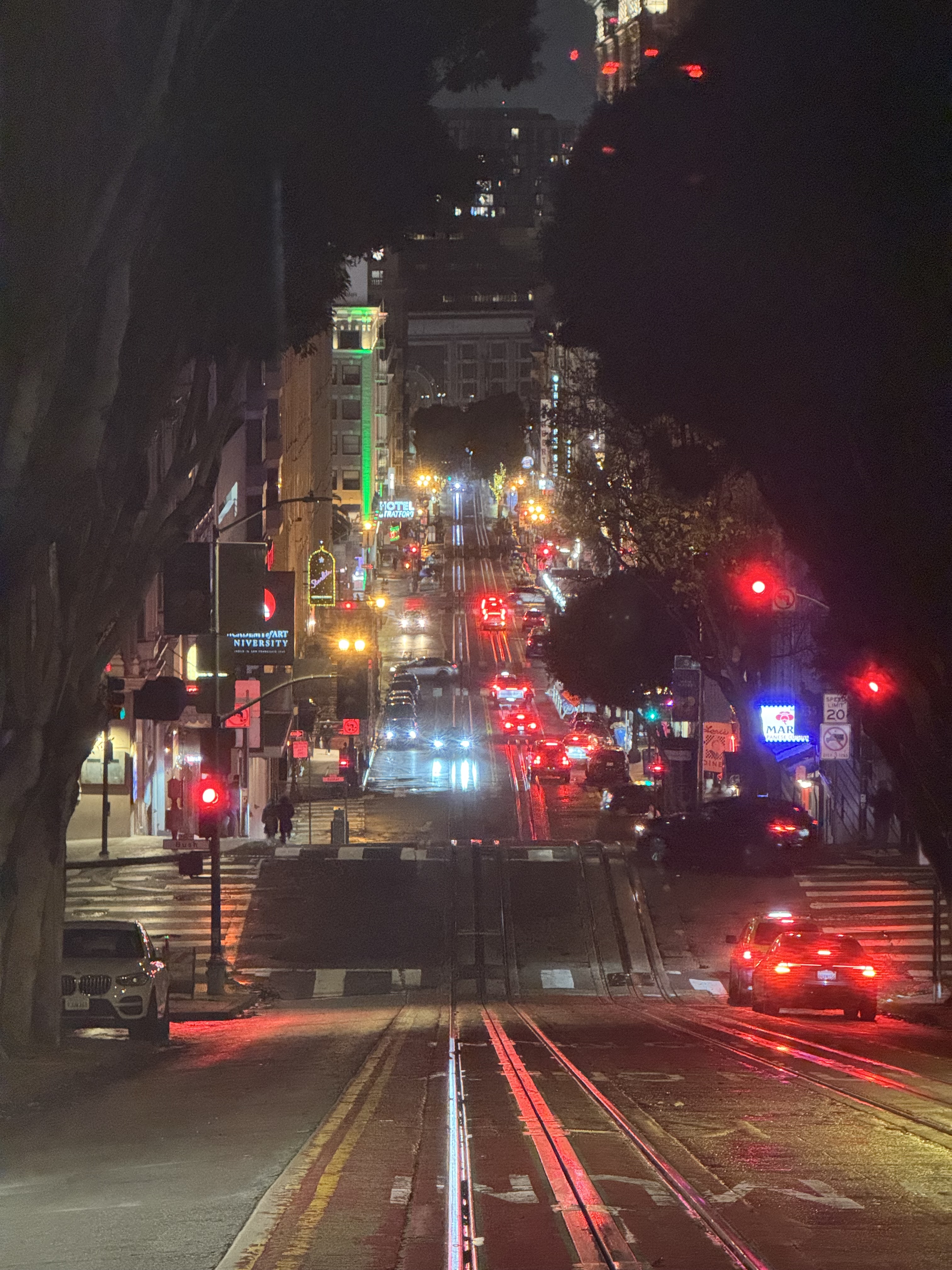 遍布叮当车轨道的夜幕旧金山